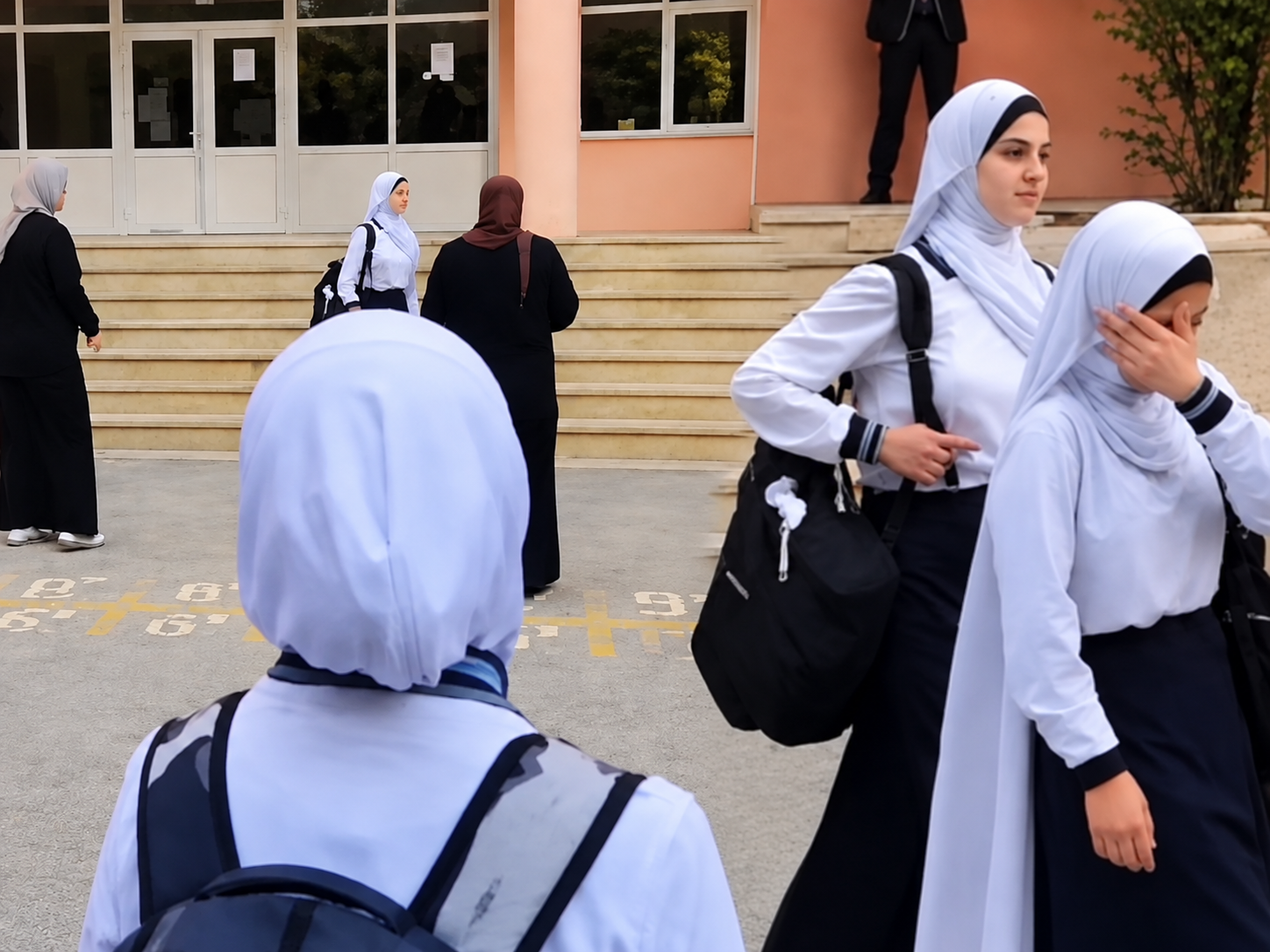 Başörtüsü tartışmaları sürerken Bakü’den kıyafet denetimi