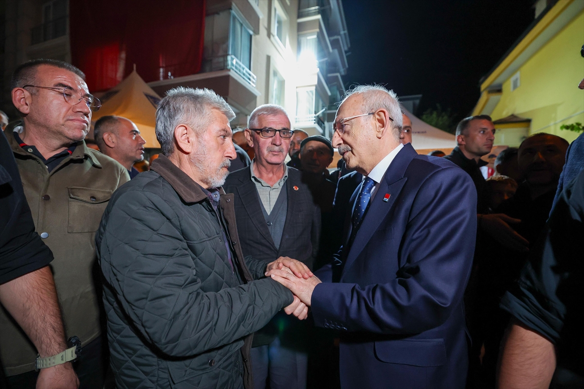 Kemal Kılıçdaroğlu şehit polis Türkoğlu’nun ailesini ziyaret etti