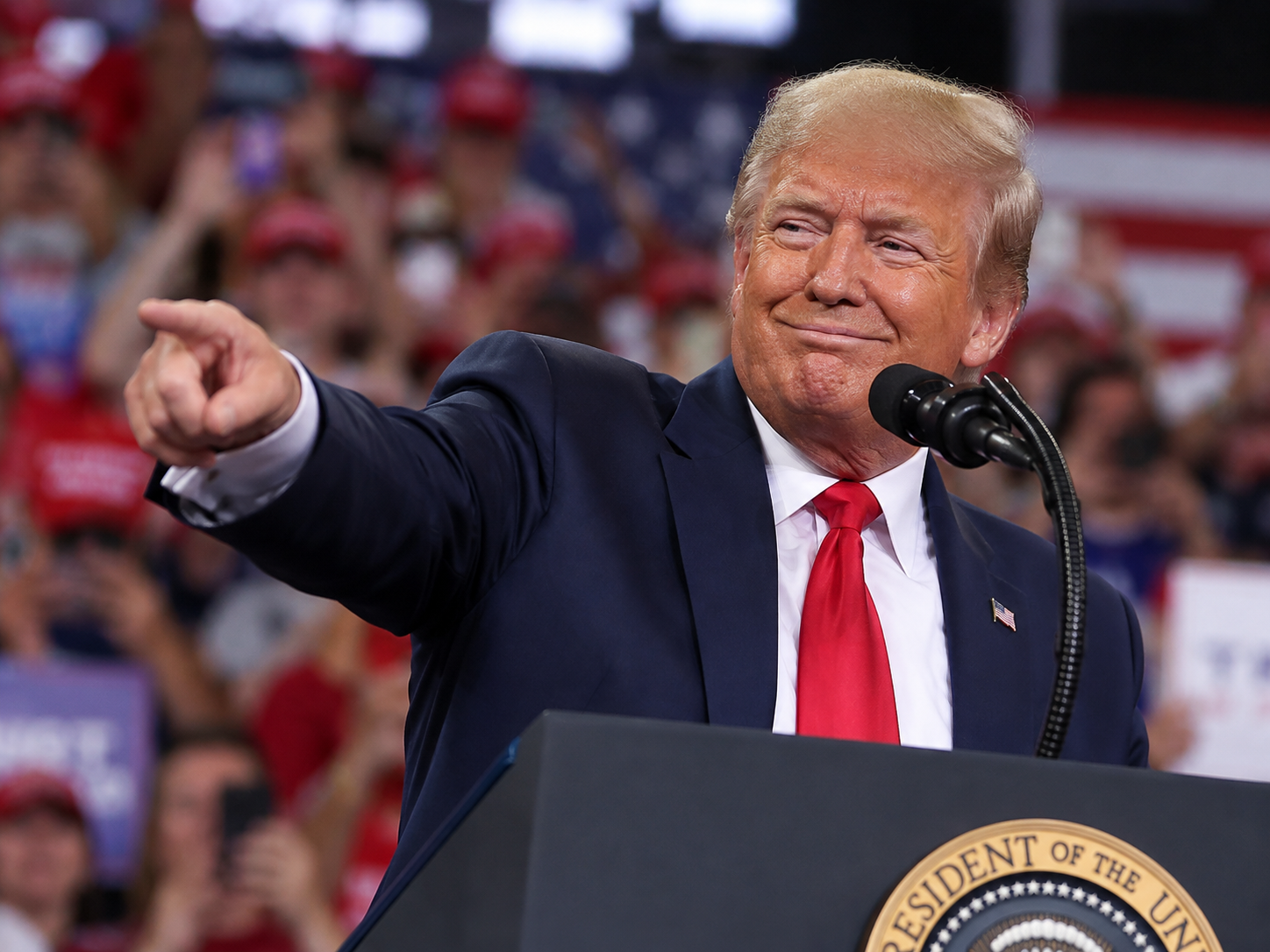 Trump’tan destekçilerine: “En aptalca şeyleri söylesem bile alkışlıyorsunuz”