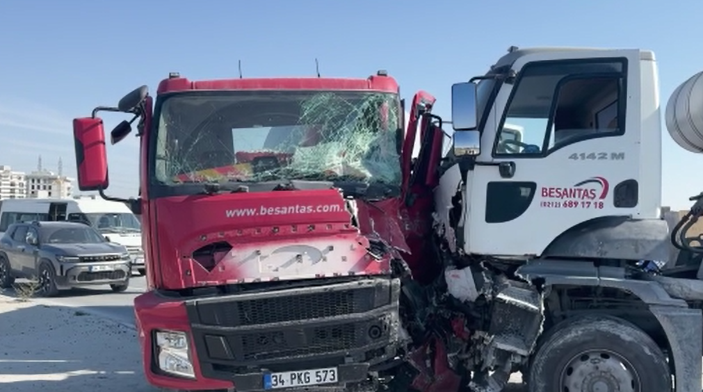 İstanbul'da 2 beton mikseri çarpıştı!