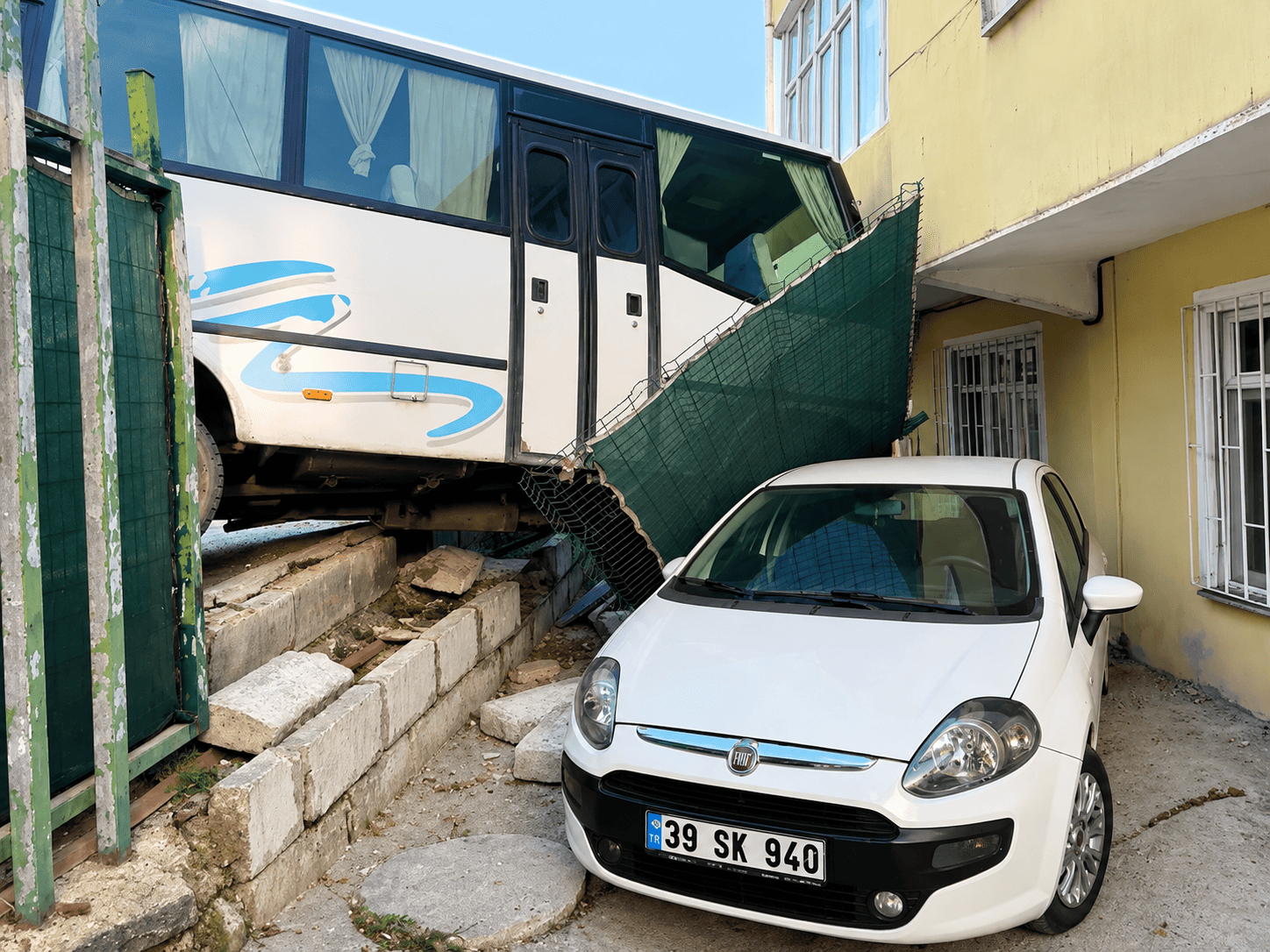 Freni boşalan servis midibüsü evin bahçesine daldı