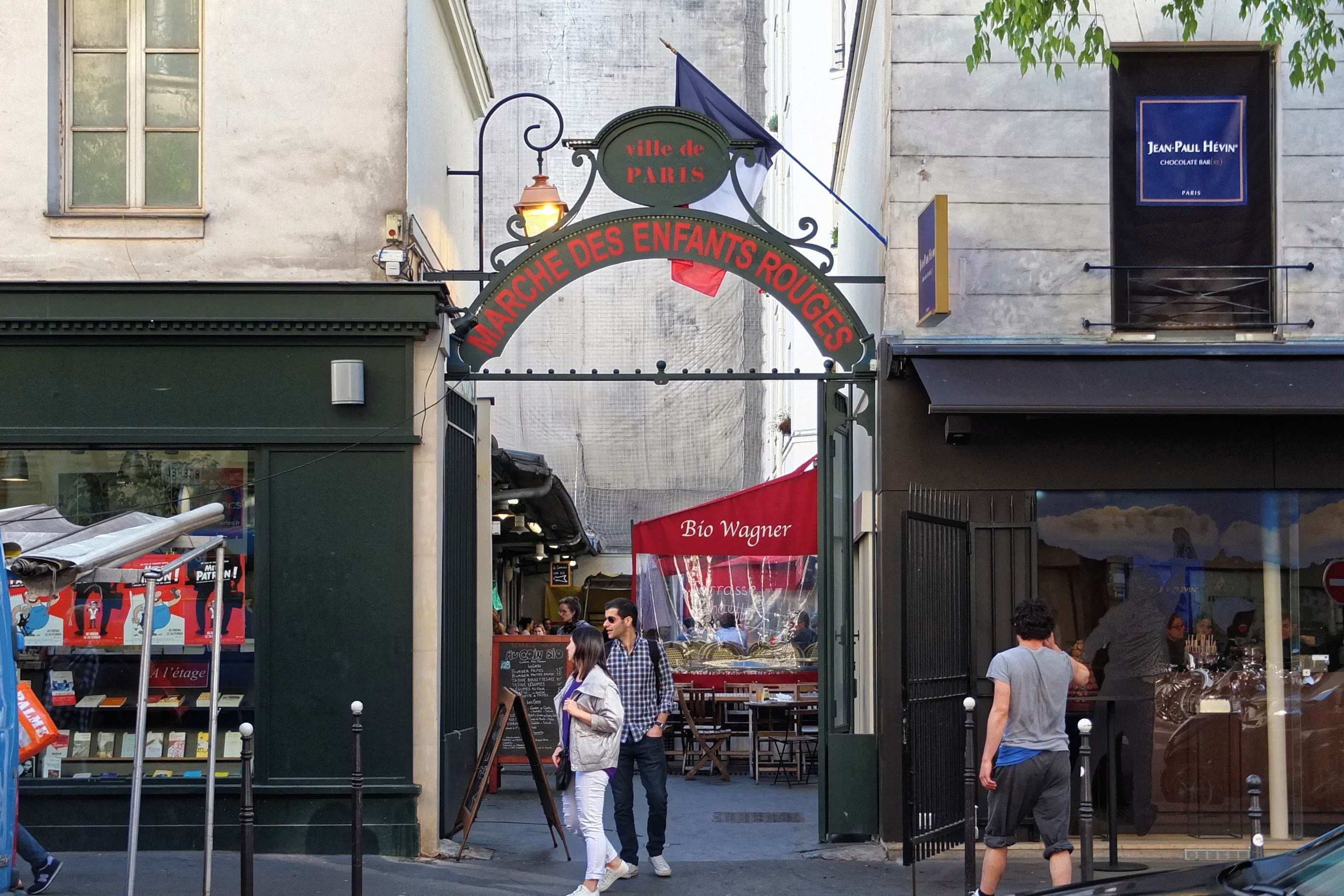 Paris’in 400 yıllık tarihi pazarı yangında yok oldu