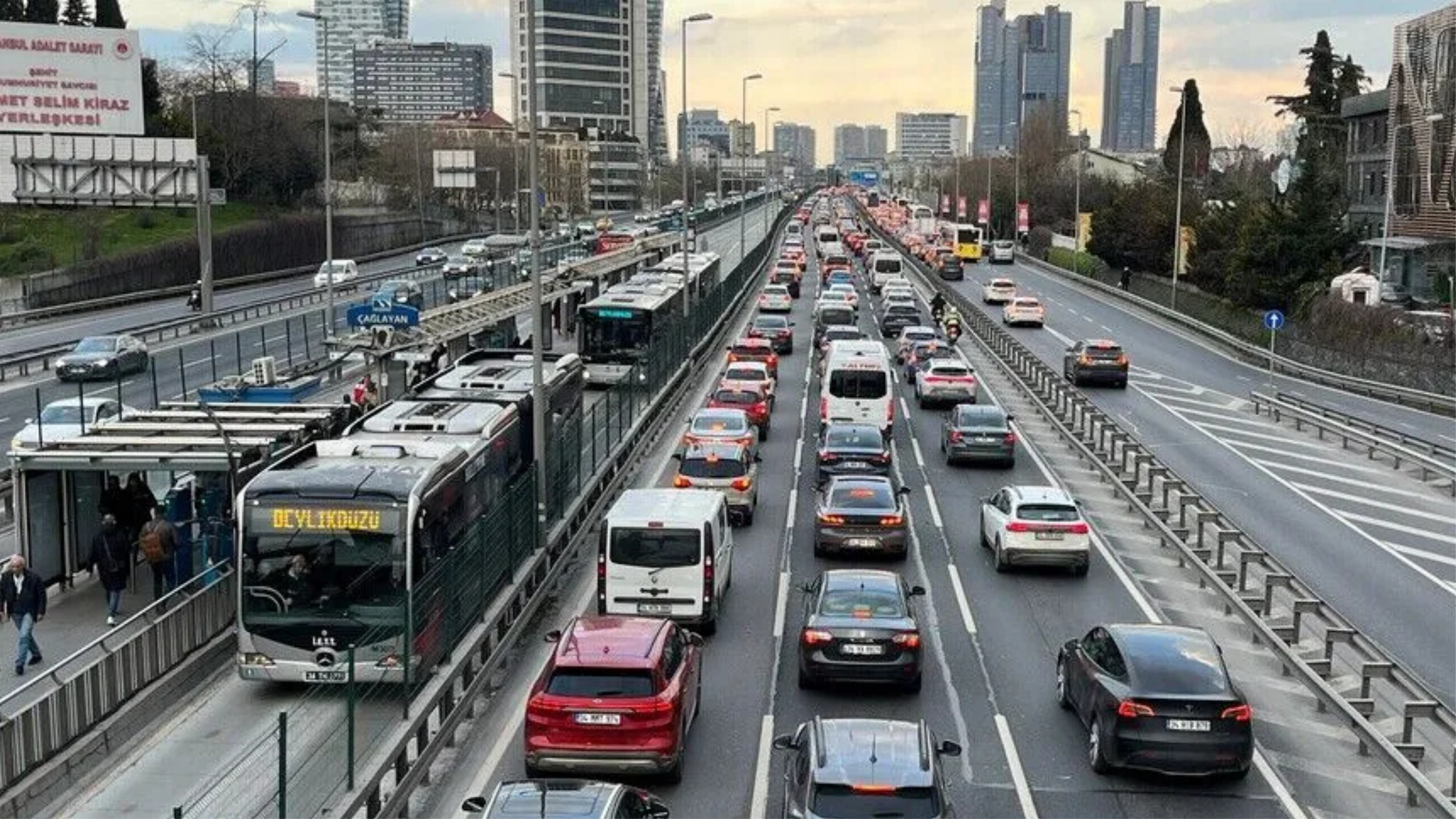 İstanbul'da iş çıkışı gelmeden yollar kilitlendi: Trafik yüzde 80'e çıktı