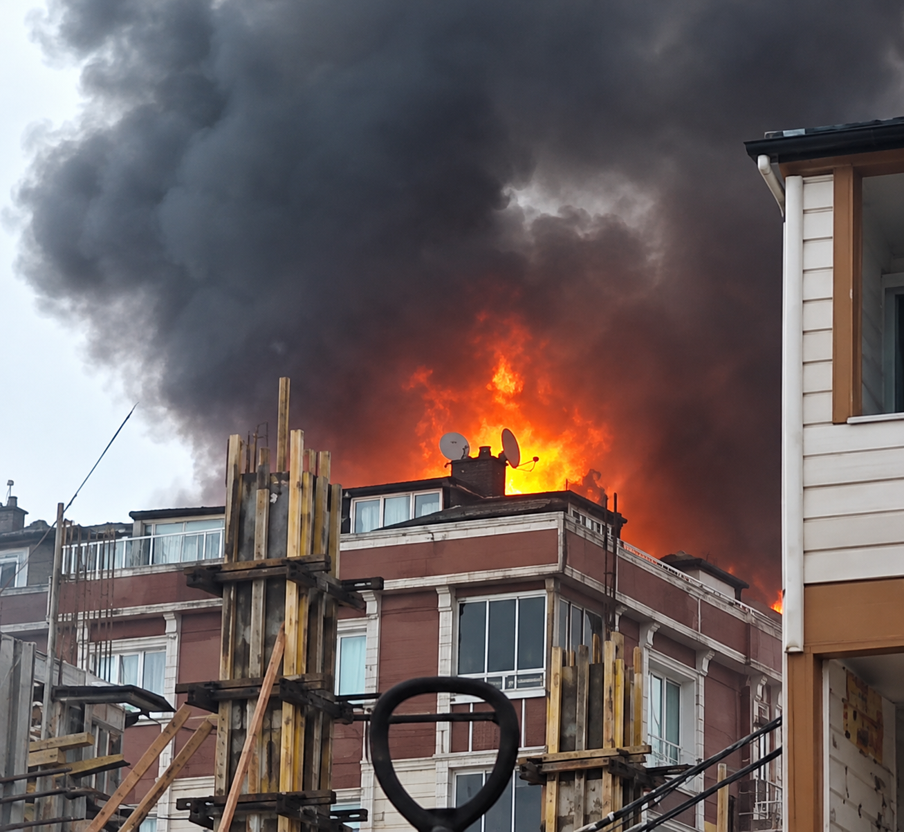 Arnavutköy’de 5 katlı binada yangın