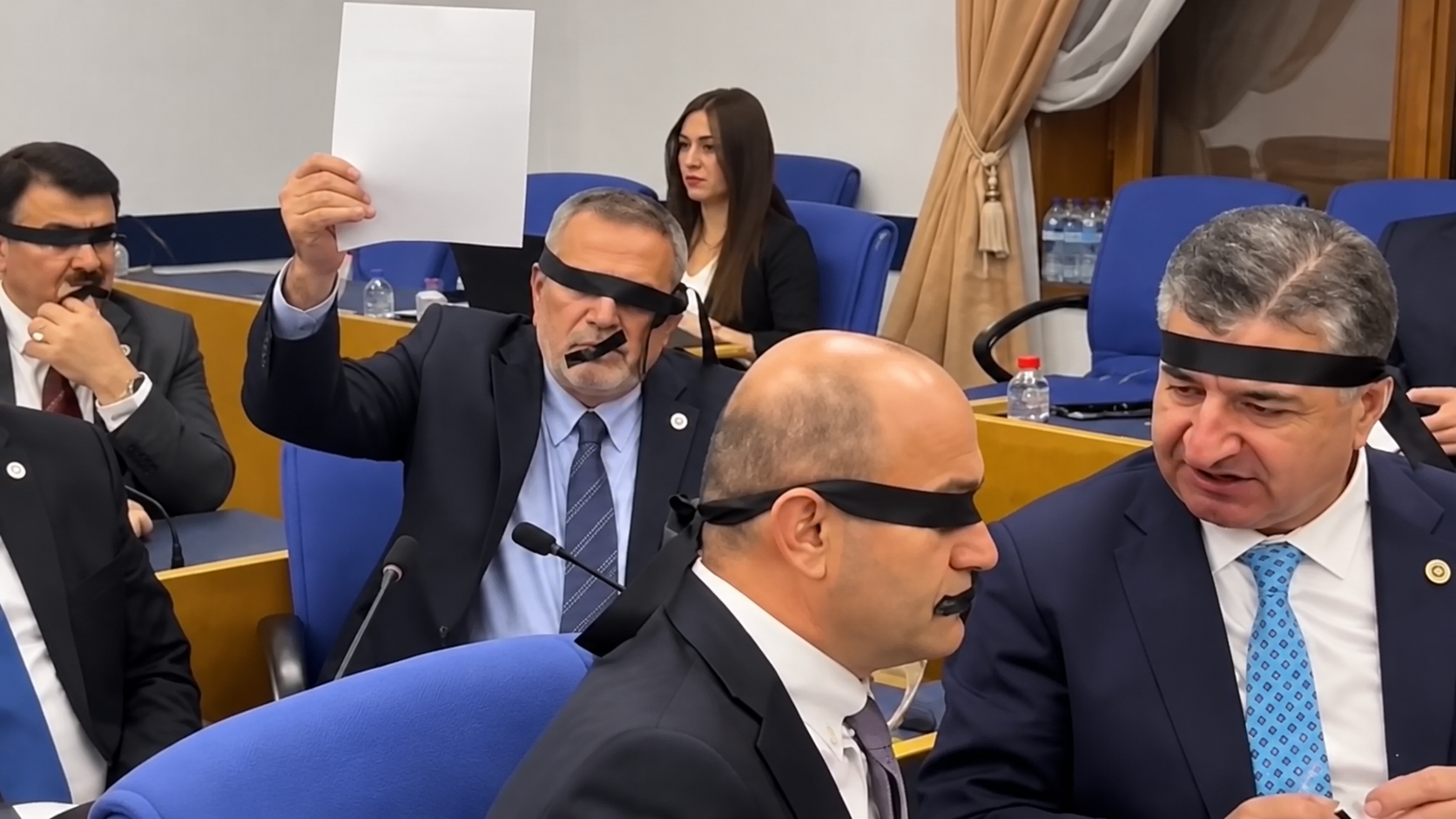 Mecliste sözler değil siyah bantlar konuştu! Hedefte kayyum var