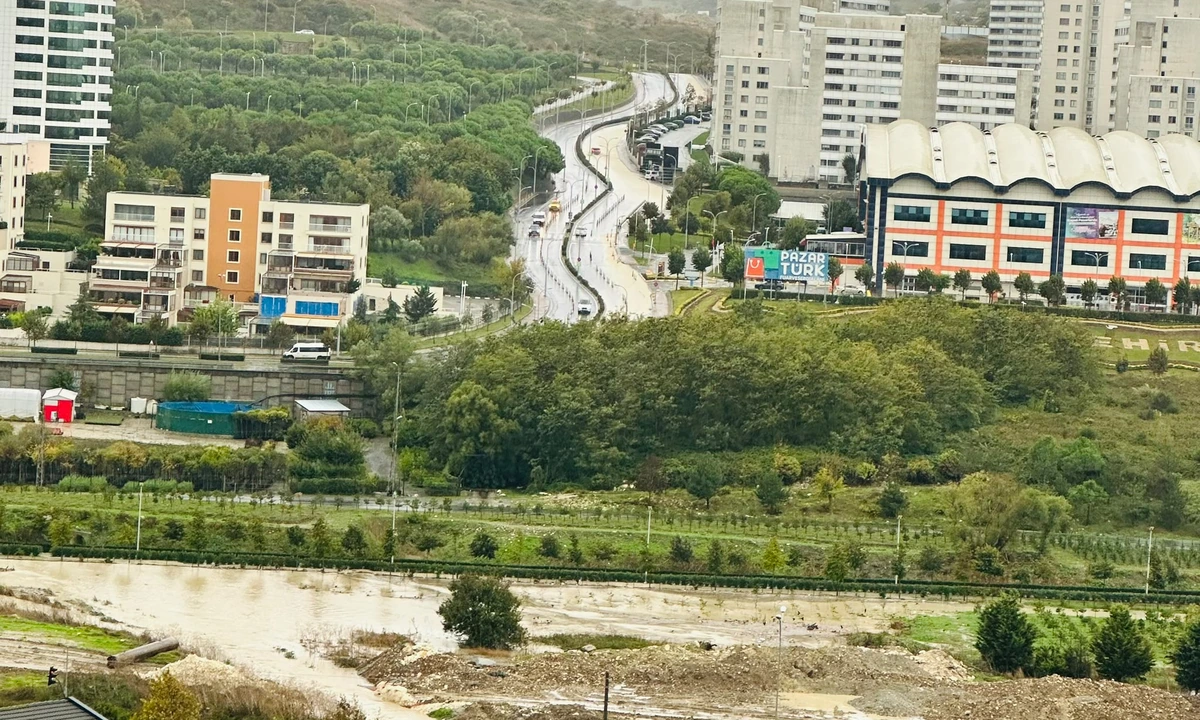 İstanbul Bahçeşehir’de sağanak alarmı! Vadi hattını su bastı