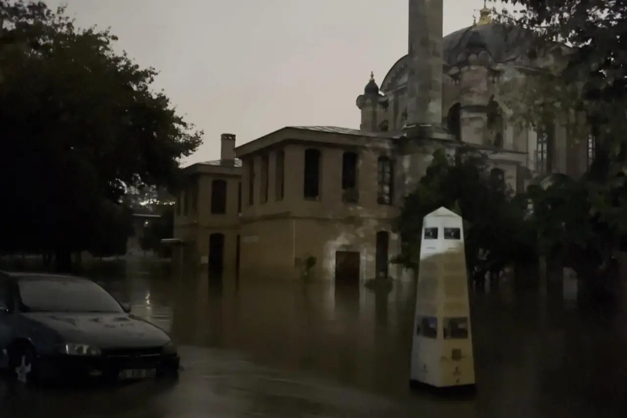 Kağıthane Deresi taştı! Tarihi Sadabat Cami sular altında kaldı