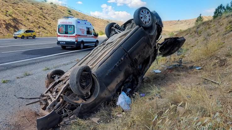 Sivas'ta trafik kazası: Hafif ticari araç devrildi!