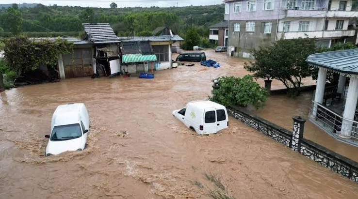 Sakarya'da şiddetli yağış sele dönüştü: Karasu sular altında