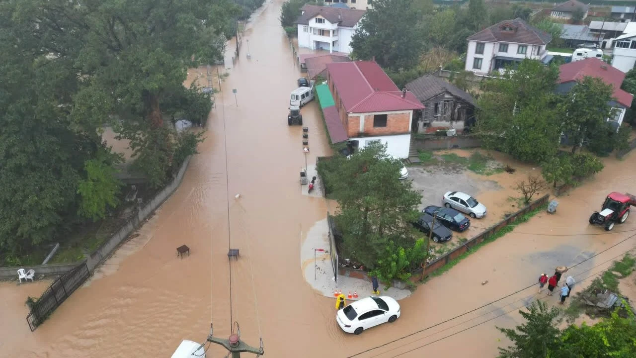 Kocaeli ve Sakarya'da sağanak! Yollar kapandı, evleri su bastı