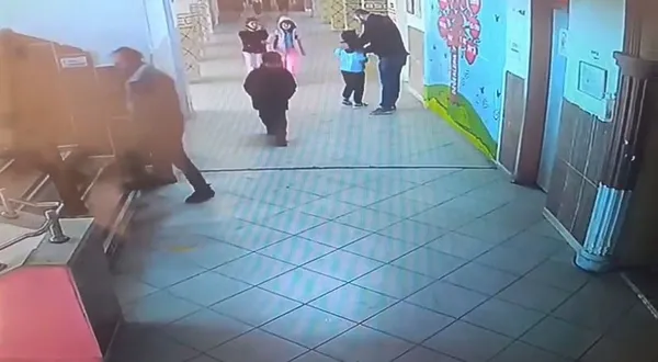 Teneffüste ölümle burun buruna geldi! Öğretmeni kurtardı