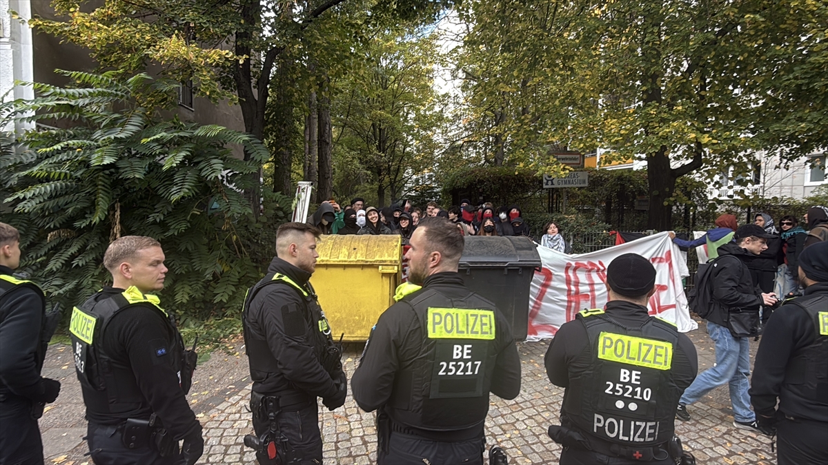 Berlin'de öğrenciler sokağa çıktı! Okul girişleri kapatıldı