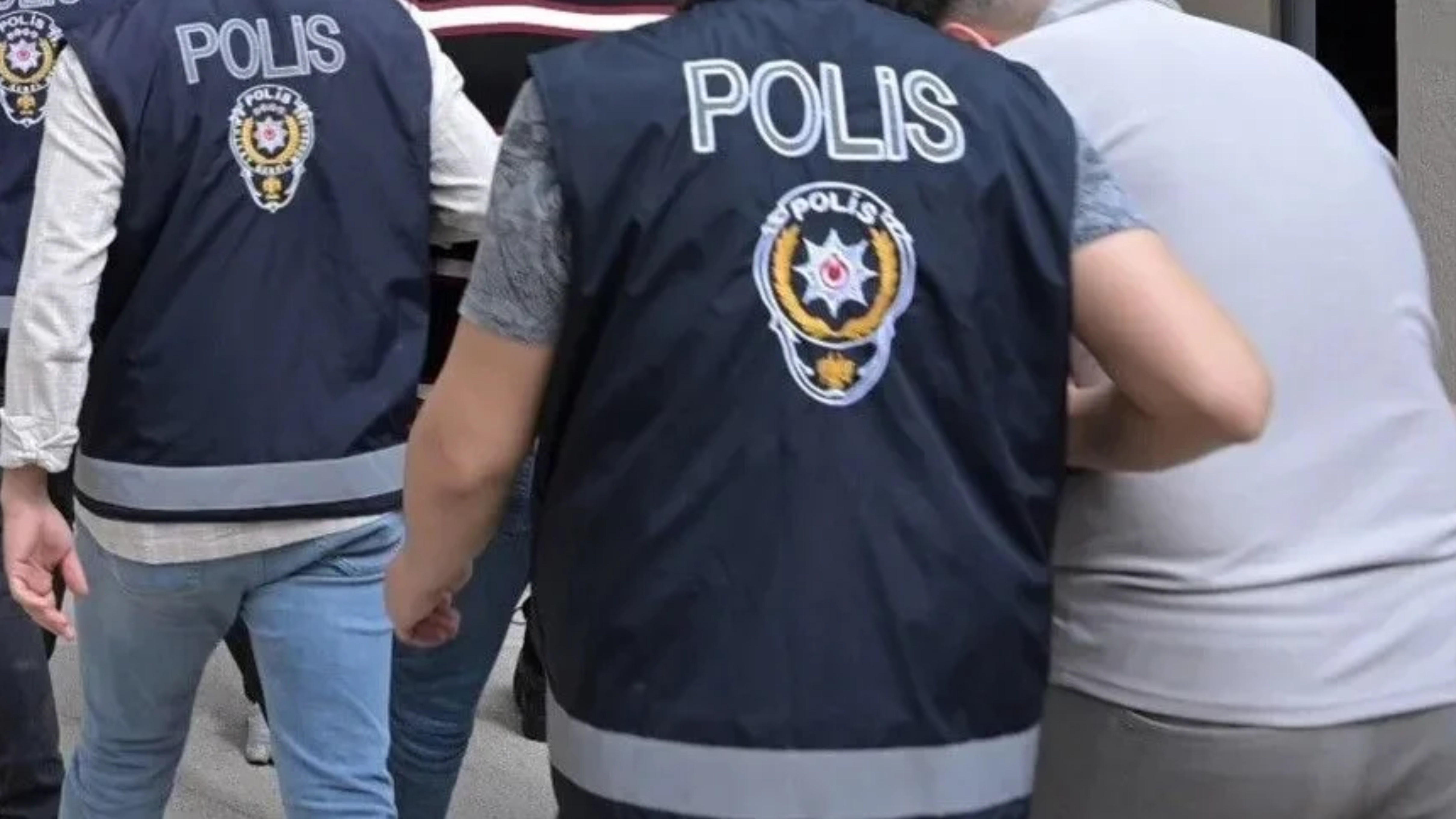 İzmir'de polis ve jandarmadan ortak operasyon: 42 gözaltı