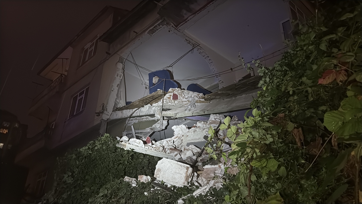Zonguldak'ta metruk bina çöktü! Ekipler bölgeyi kapattı