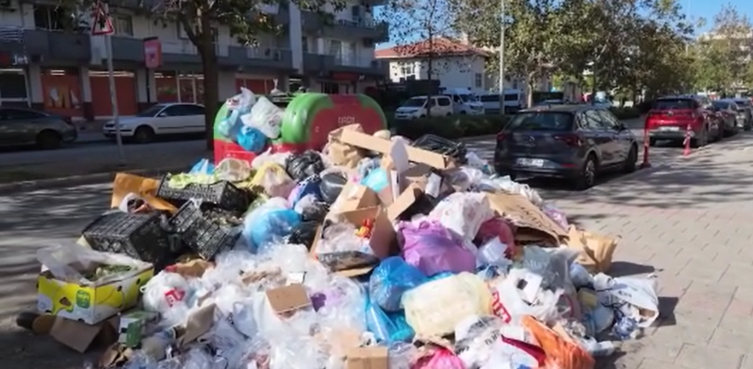 İzmir'de çöpler sokaklara taştı!