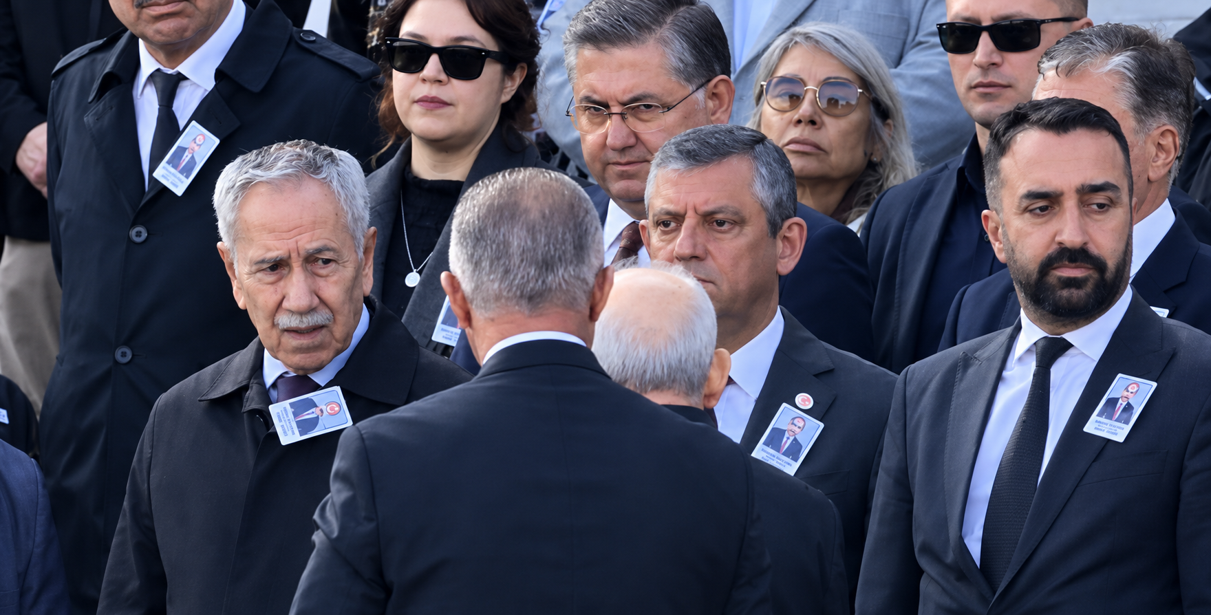 Siyasi yolları ayrıldı, cenazede yeniden karşılaştılar! Özel ve Kılıçdaroğlu tokalaştı