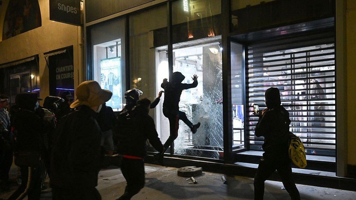 Milano'da yağmanın ardından askerler sahaya iniyor