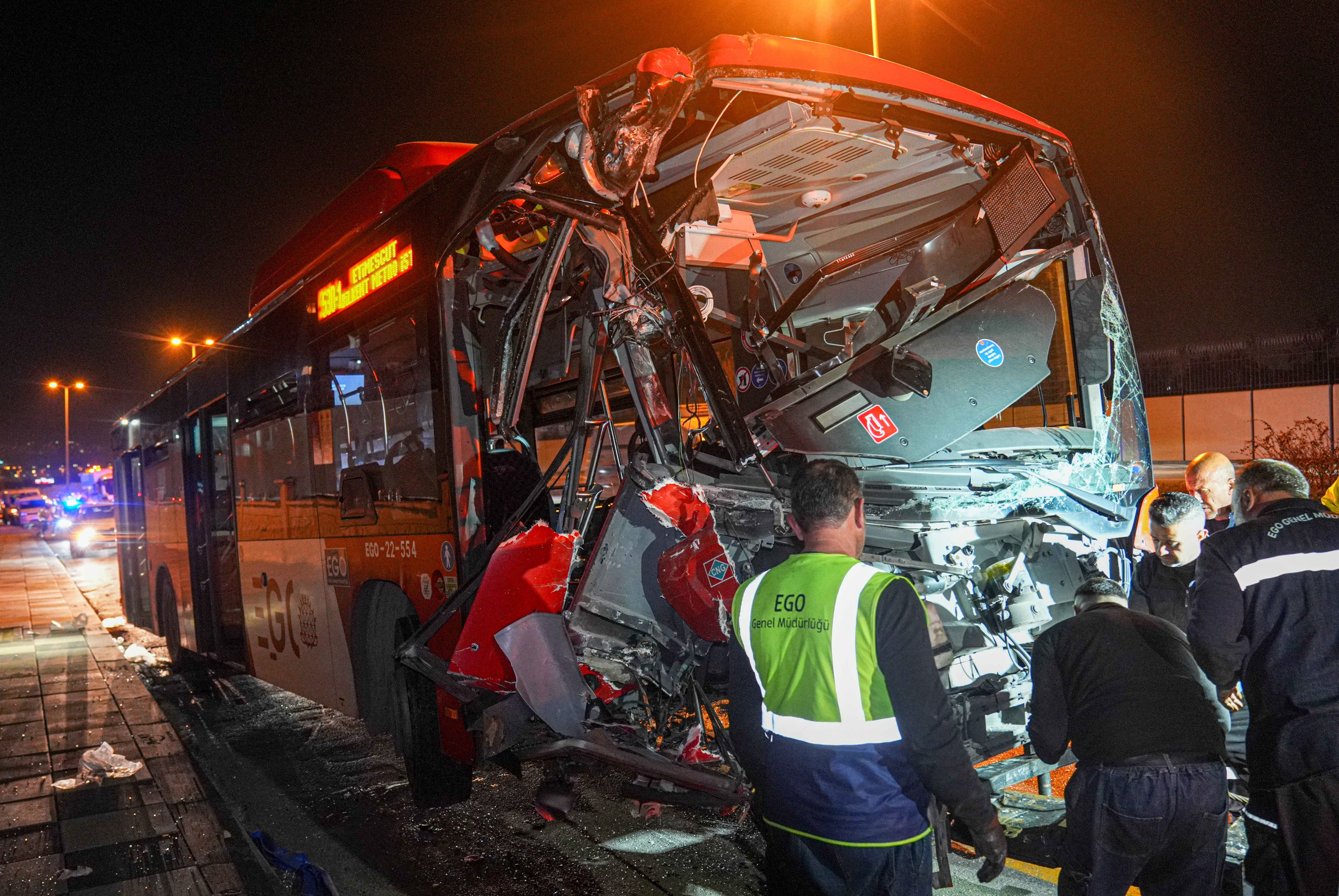 Ankara’da belediye otobüsü üst geçide çarptı: 24 yaralı