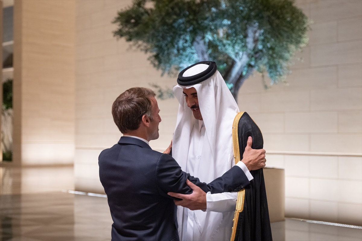 Macron ve Katar Emiri Doha'da yatırım zirvesinde buluştu