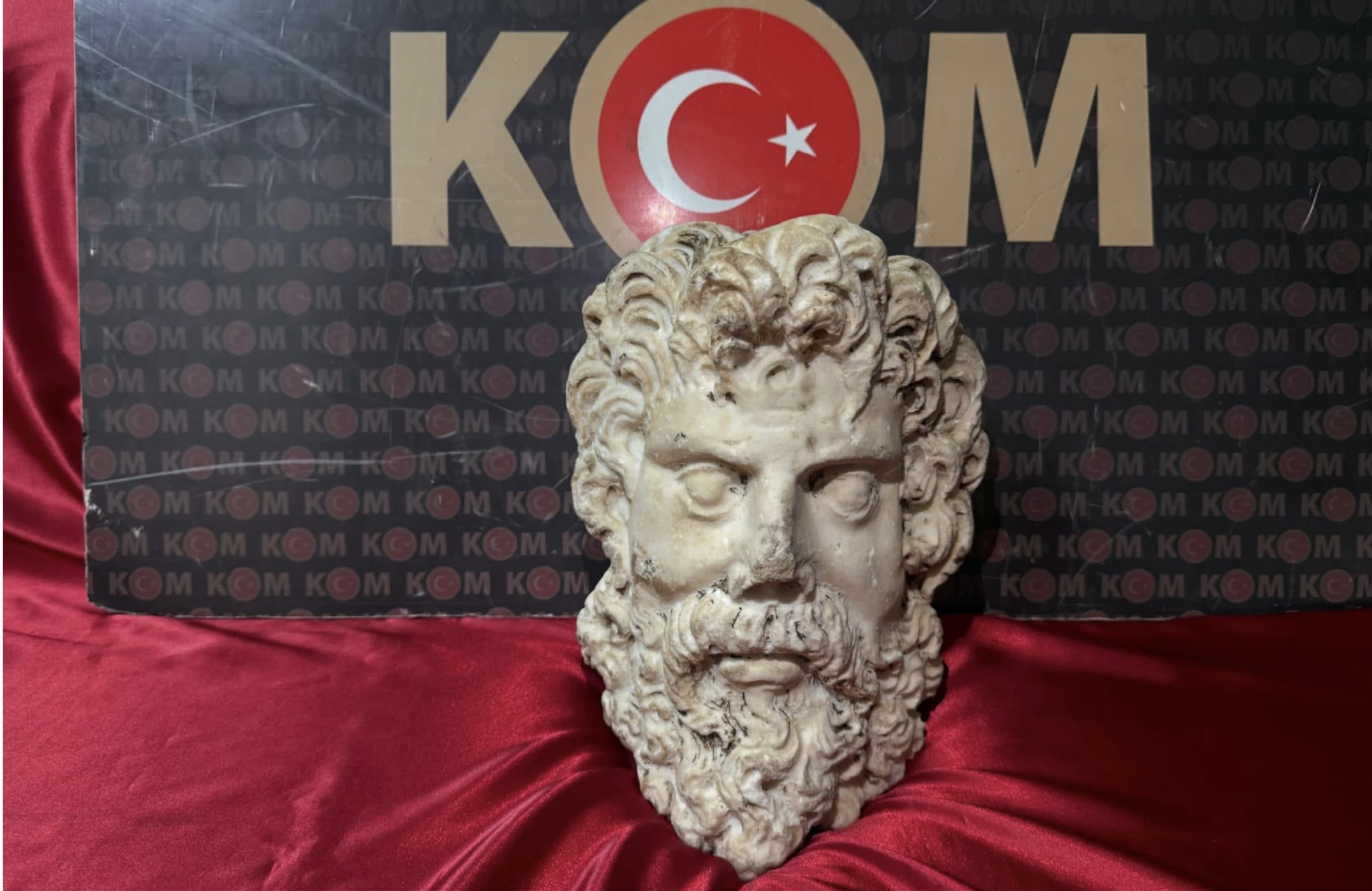 İzmir’de 2 bin yıllık Zeus heykel başı ele geçirildi: 3 tutuklama