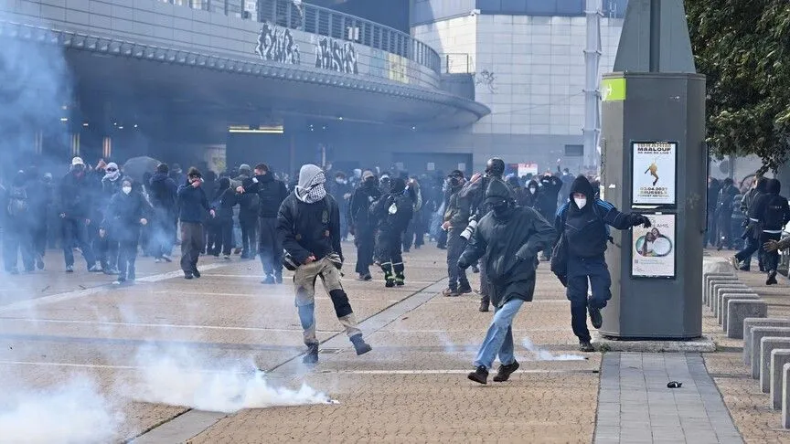 Belçika'da öğrencilerden bütçe protestosu!