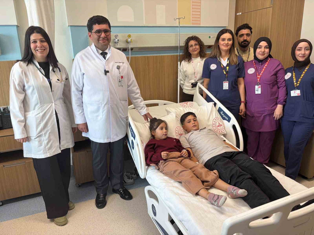 Gaziantep'te iki kardeşin kalbindeki delik aynı gün kapatıldı