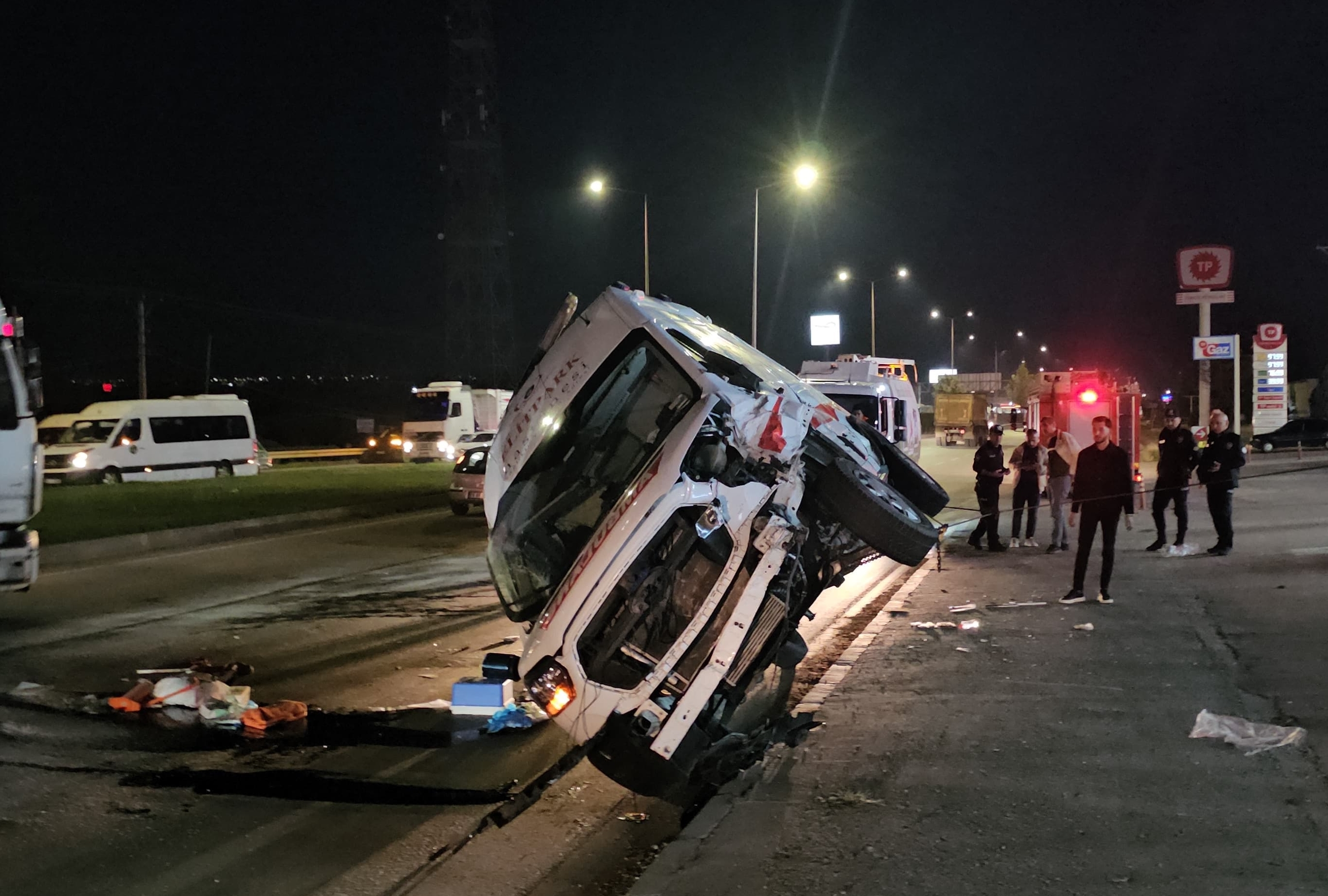 Ambulans ile otomobil çarpıştı! 6 kişi yaralandı