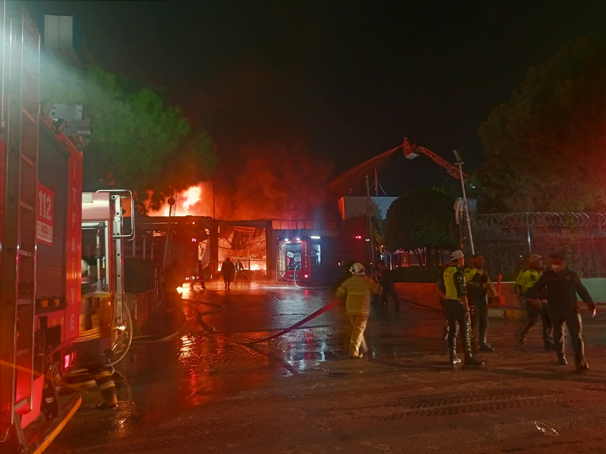 Manisa'da akü fabrikasında yangın! Ekipler seferber oldu