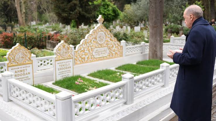 Cumhurbaşkanı Erdoğan'dan anne ve babasına kabir ziyareti