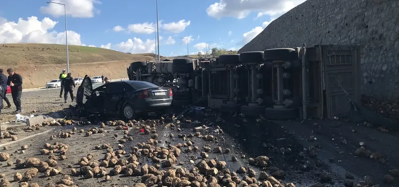 Ağrı'da feci kaza: Şeker pancarı yüklü tır otomobille çarpıştı