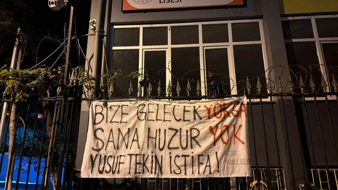 Bakan Tekin'in ziyareti öncesi pankart astılar: Tutuklandılar