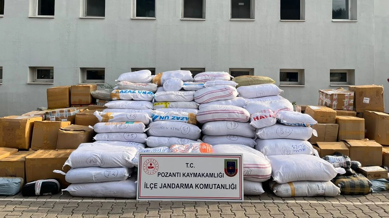 Adana'da iki tırdan 6 ton kaçak tütün çıktı