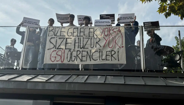 İki öğrenci o pankart nedeniyle tutuklanmıştı! Aynı pankart yeniden asıldı