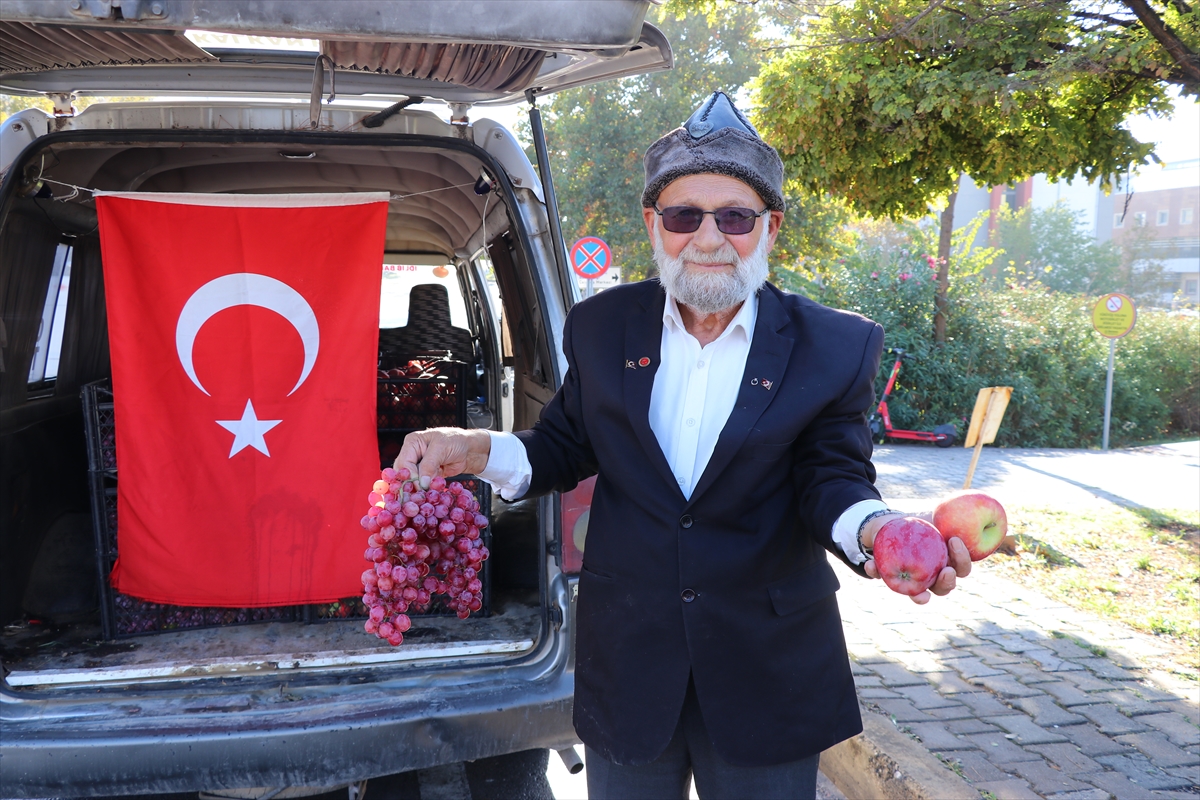 Elmacı Dede yine yollarda! Bu kez Mehmetçiğe üzüm götürdü