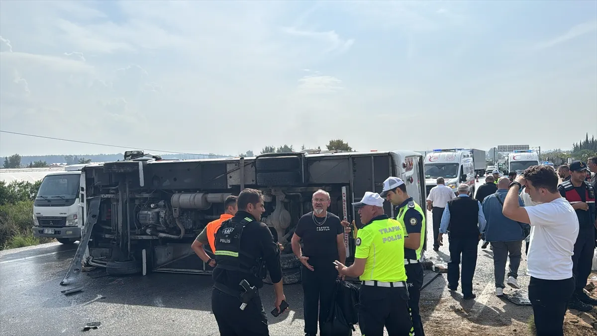 Isparta-Antalya yolunda otobüs devrildi: Ölü ve yaralılar var