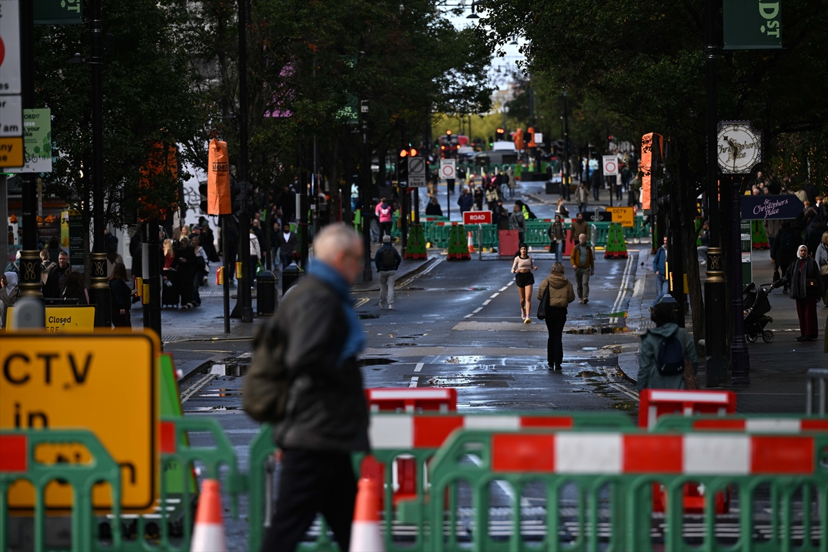 Londra'da tarihi adım: Dünyaca ünlü Oxford Caddesi yayalaştırıldı