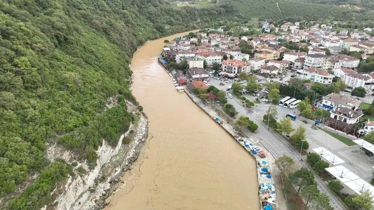 Şile'de sağanak hayatı felç etti! Araçlar suya gömüldü