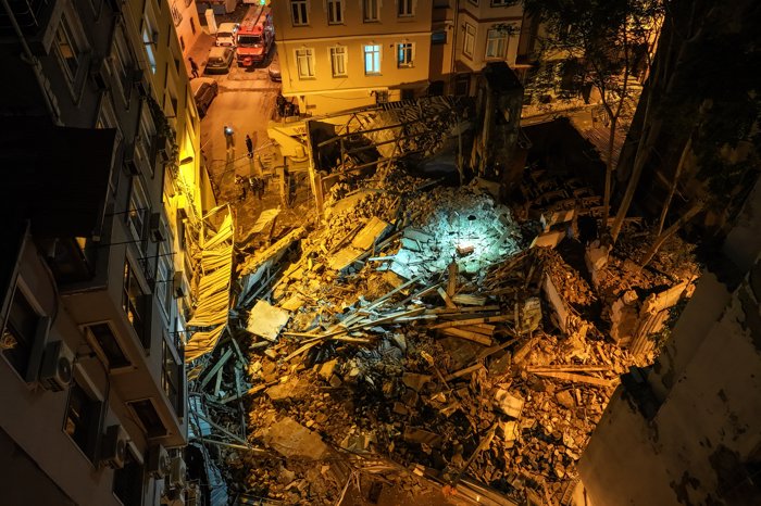 Beyoğlu'nda 4 katlı bina çöktü! Enkazda arama başladı