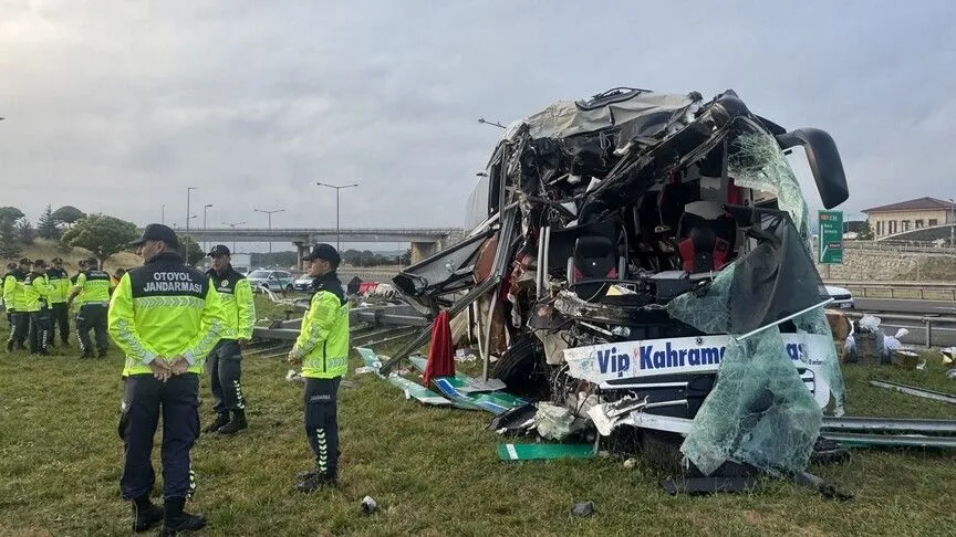 Bolu Dağı Tüneli'nde kaza: Tıra arkadan çarpan otomobildeki baba ve oğlu yaralandı