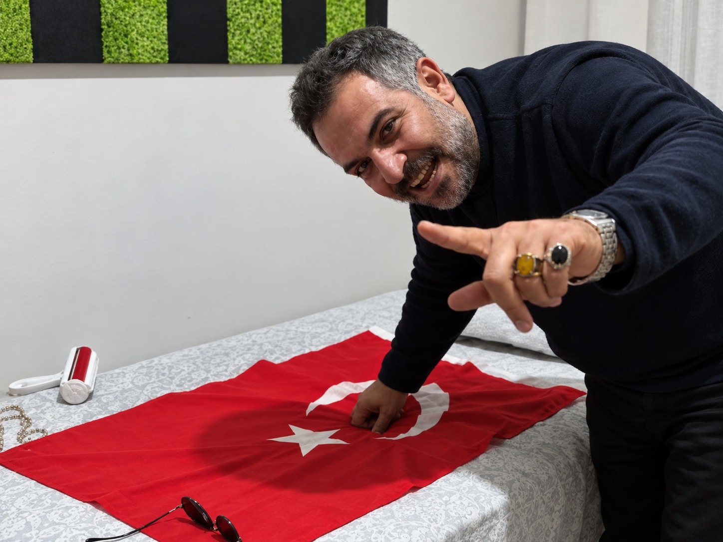 Atatürk ve Türk bayrağına hakaret iddiası: Öğretmen tutuklandı