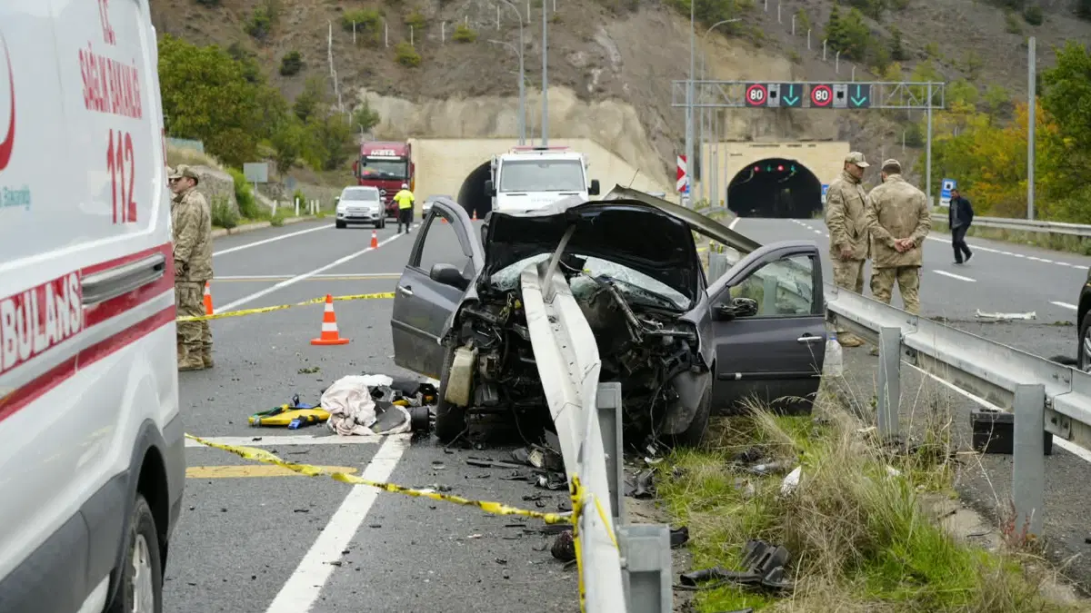 Gümüşhane'de bariyere saplanan otomobilde 1 ölü
