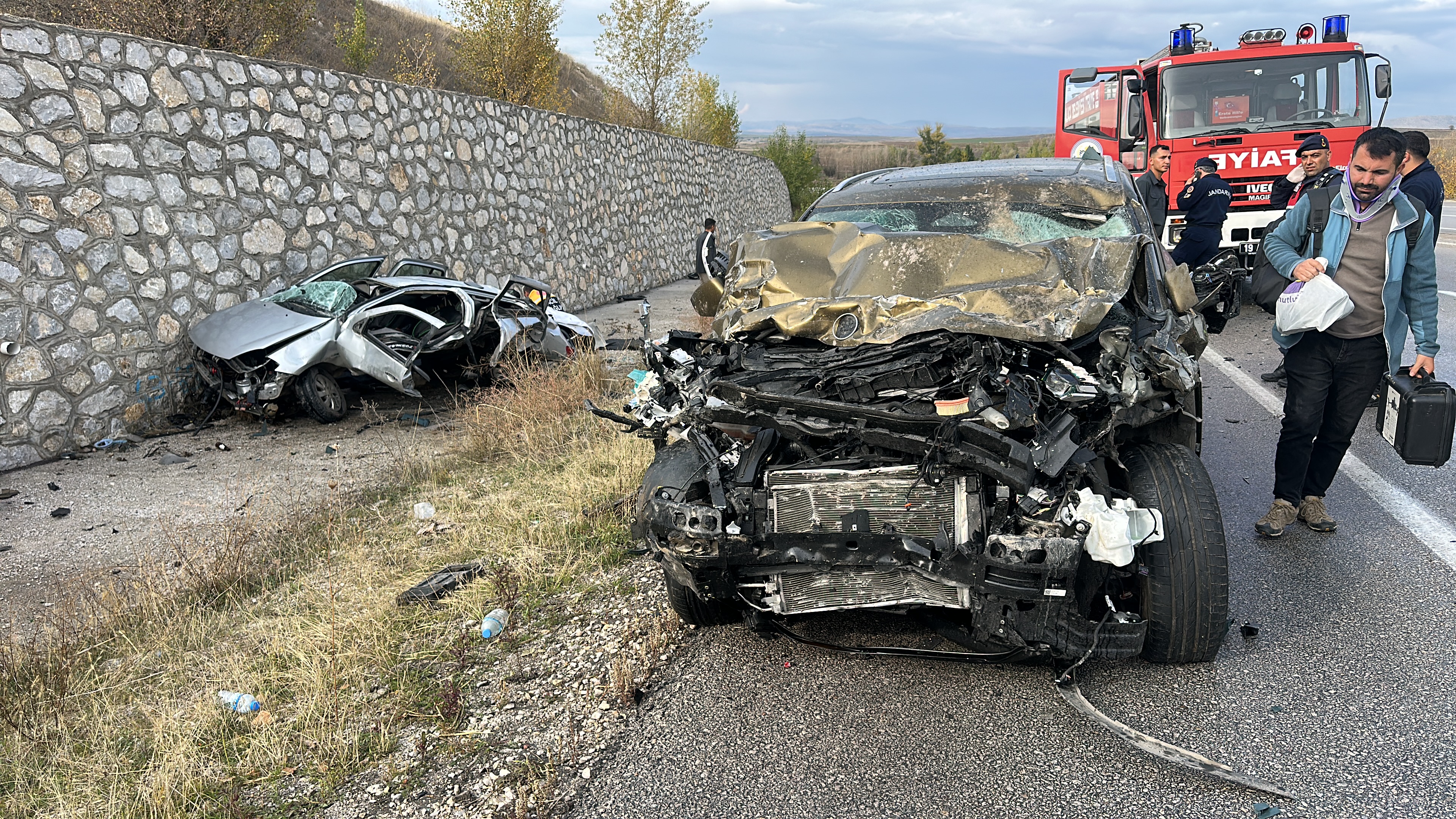 Çorum'da can pazarı! İki otomobil çarpıştı, 4 kişi öldü