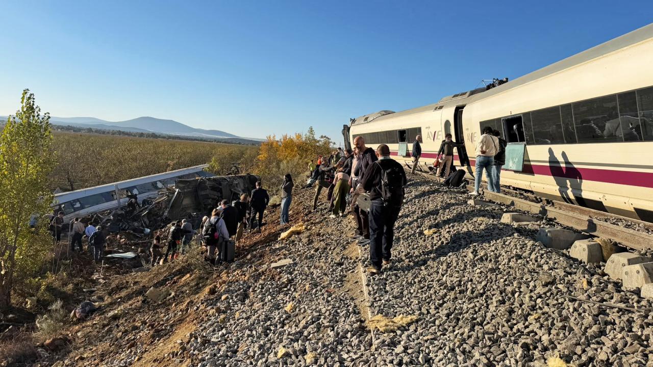 İspanya'da tren faciası! Can kaybı 68'e yükseldi, 3 günlük millî yas ilan edildi