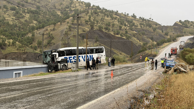 Uludere’de feci kaza: Yolcu otobüsü eve çarptı