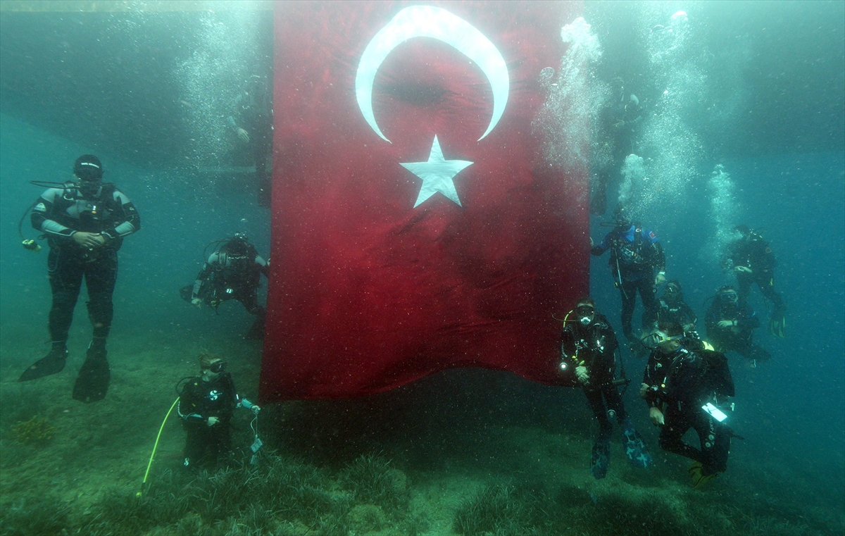 Balıkesir'de 29 Ekim coşkusu denizin altına taşındı!