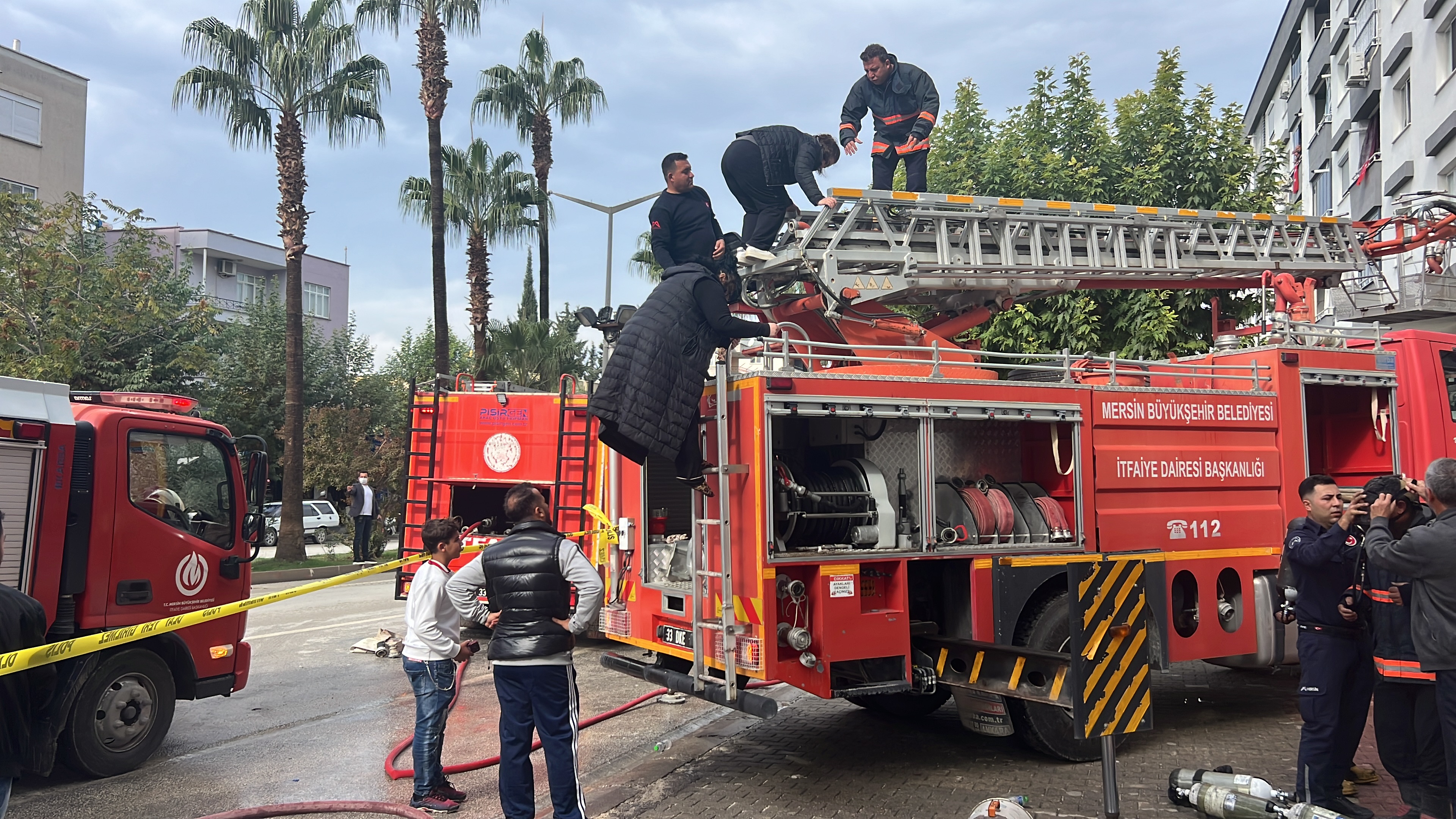 Mersin’de 4 katlı binada yangın