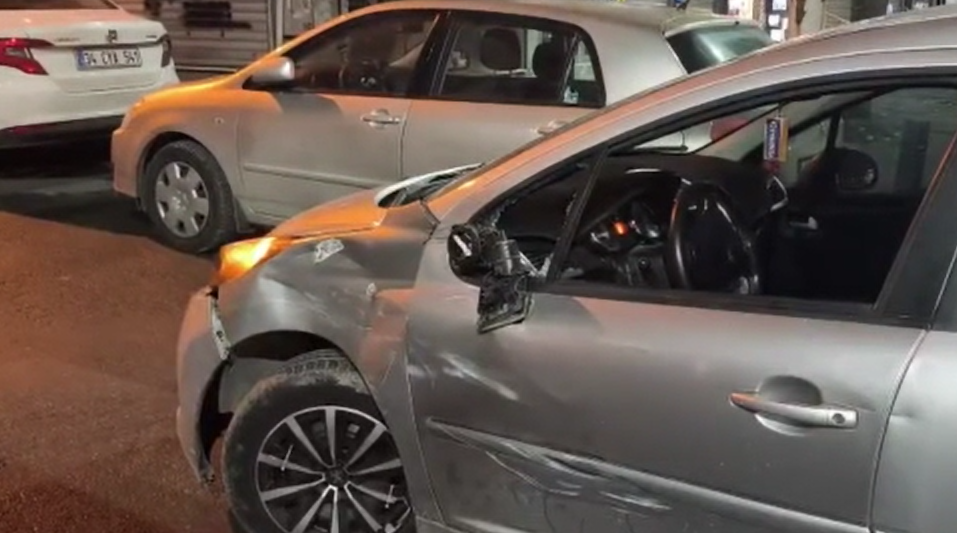 Sultangazi'de otomobil ile motosiklet çarpıştı!