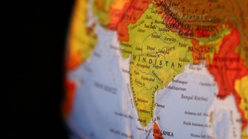 Hindistan'da Arnab fırtınası: 3 ölü, 180 bin tahliye