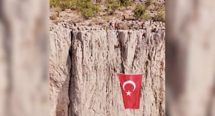 Hakkari'de 2 bin 388 metrede Türk bayrağı!