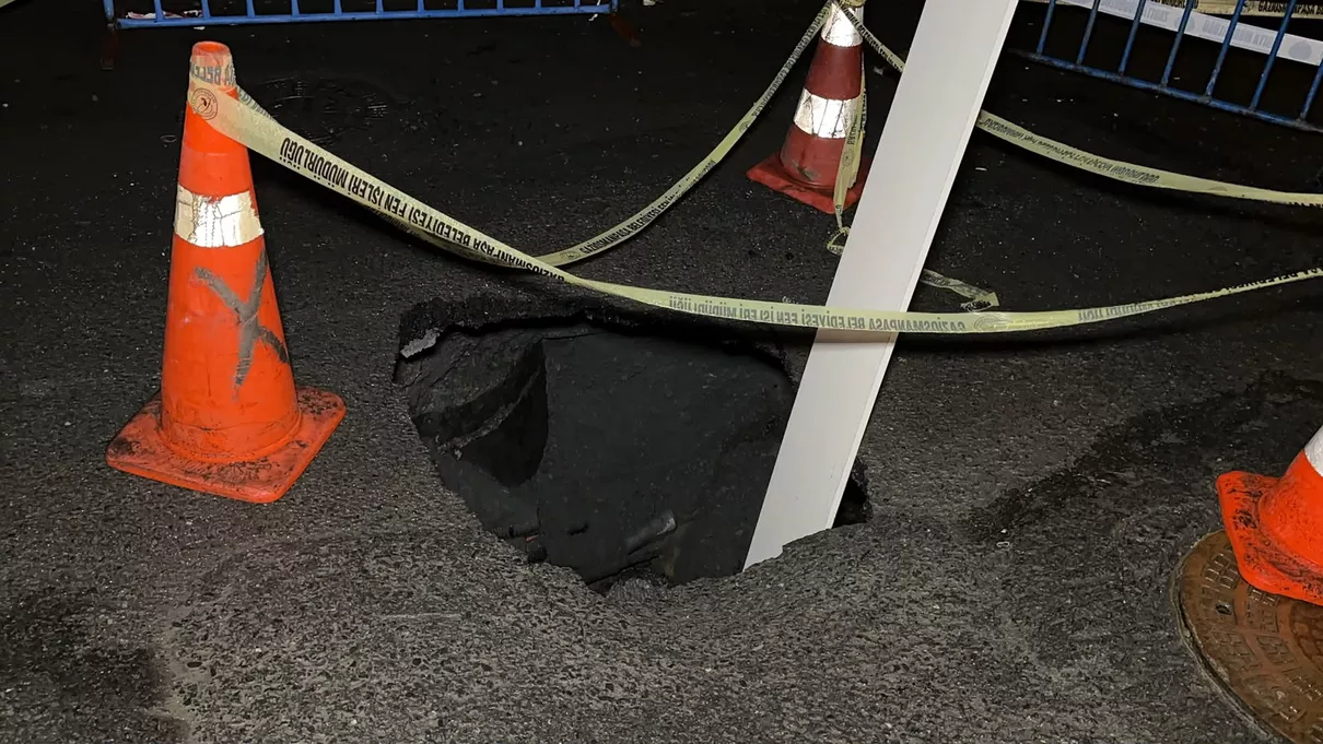 İstanbul Gaziosmanpaşa'da yol çöktü! Ekipler harekete geçti
